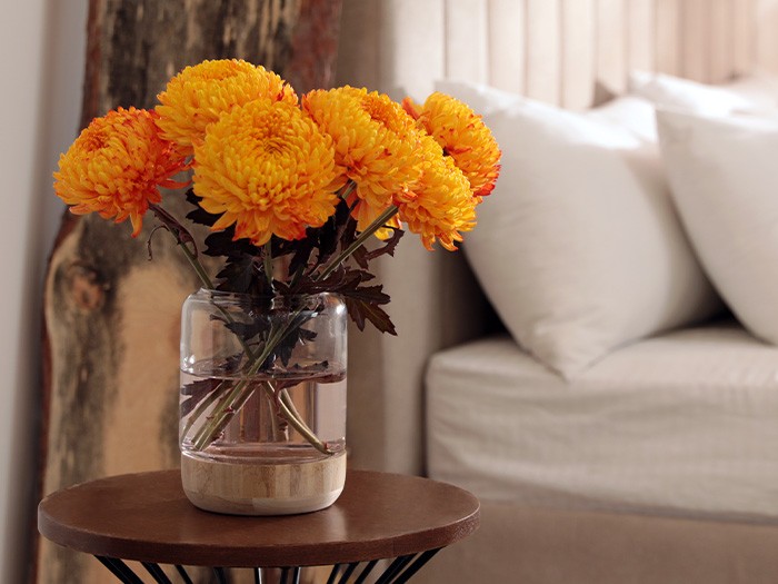 Pensez à un vase de fleurs fraîches pour une touche de couleur.