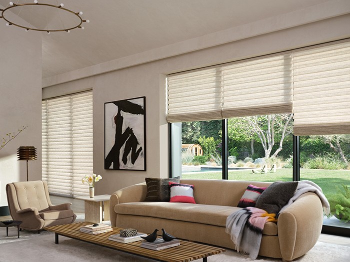 Un salon avec des fenêtres équipées de stores romains modernes VignetteMD Tissu : Rory Couleur : Brushed Beige