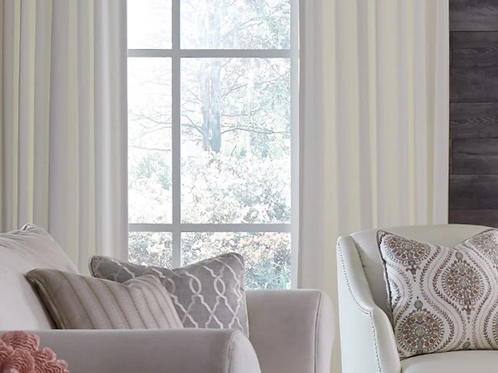 Une fenêtre équipée de draperies Carole Tissu : Regal Touch Couleur : Cream
