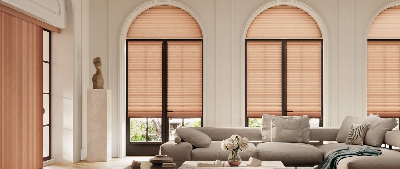Grand salon avec de hautes fenêtres équipées de stores en nid d’abeilles Duetteᴹᴰ Tissu : ElanMD Couleur : Cidre